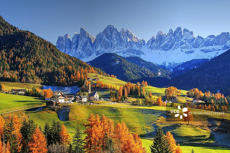 意大利特伦蒂诺-上阿迪杰维尔诺斯山谷，盖斯勒山脉（3025米）的圣马格达莱纳景色图片素材