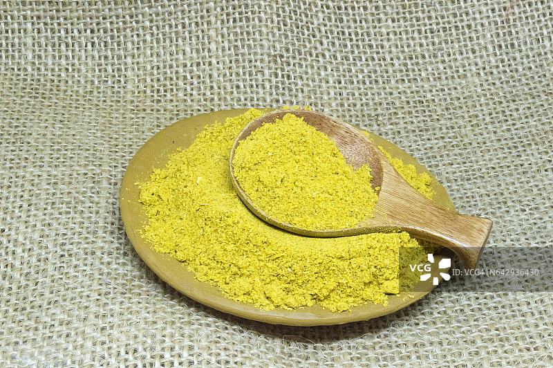 白色背景上的印度藏红花调味粉图片素材