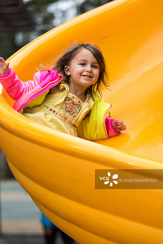 公园游乐场上的白人小女孩图片素材