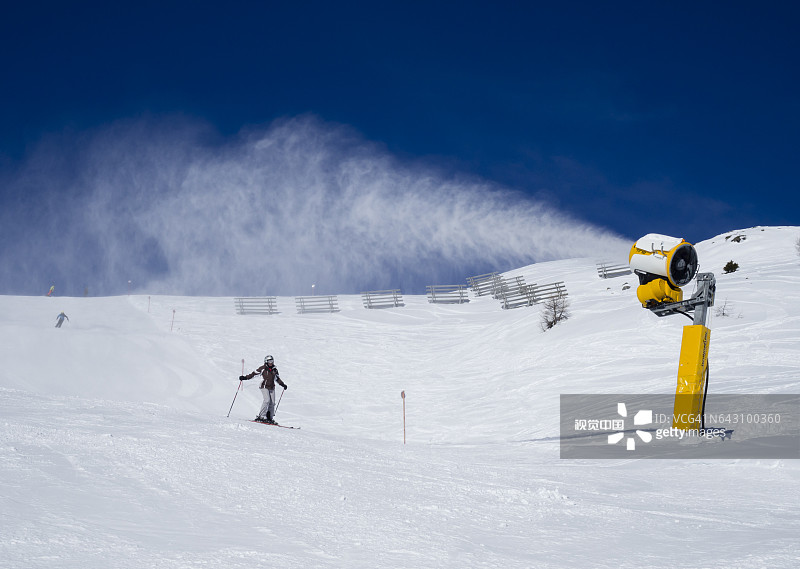 雪炮在滑雪坡上喷洒人造雪图片素材