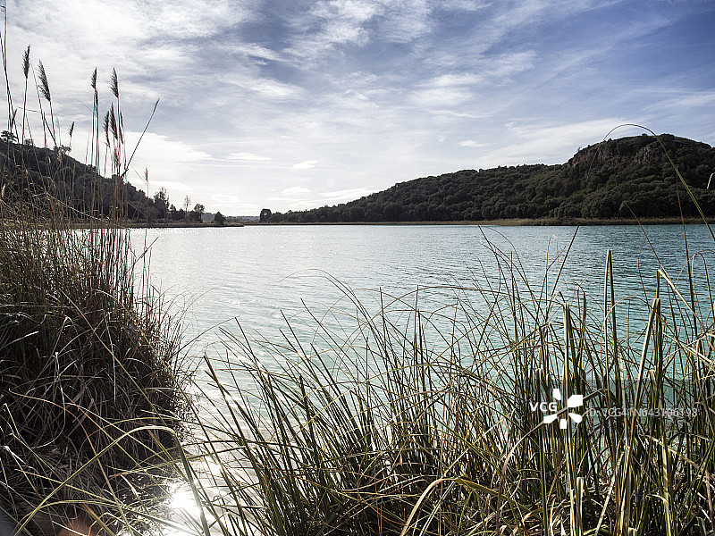 鲁伊德拉泻湖自然公园：芦苇环绕的清澈湖泊图片素材