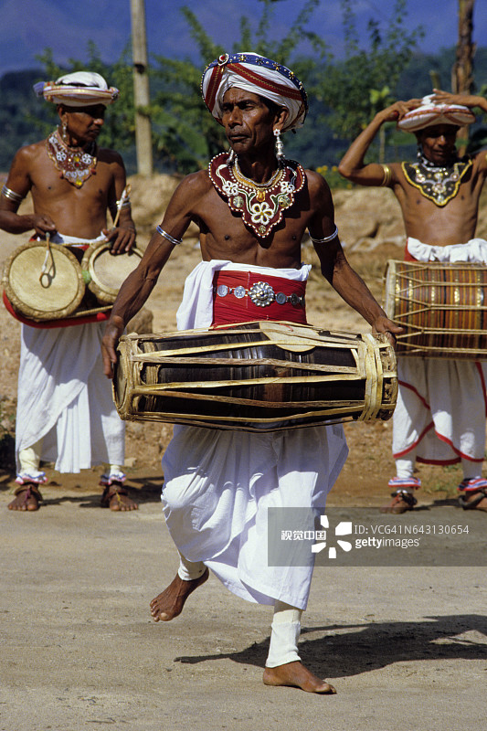 身着传统服装、敲着鼓的康提舞者 - 康提/斯里兰卡图片素材