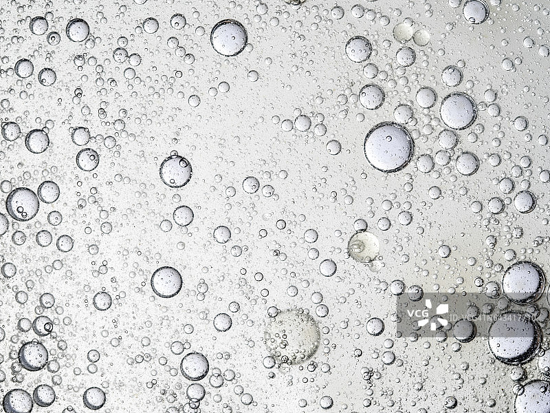白色背景上圆形油滴气泡形成的纹理全景图片素材