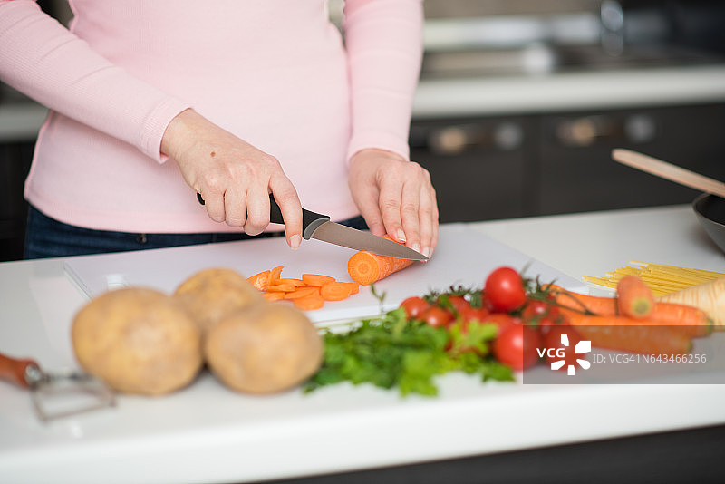 制作健康饮食的女性图片素材