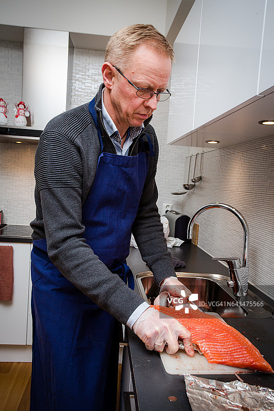 准备新鲜的三文鱼以供储存图片素材