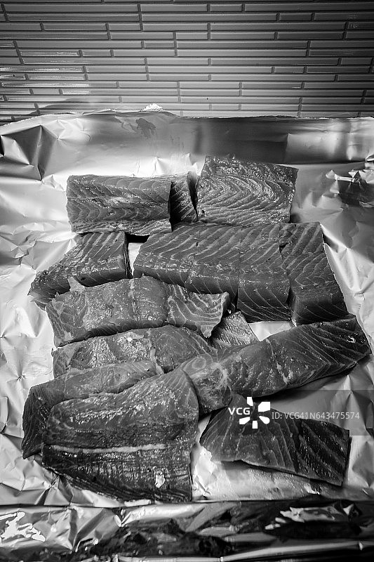 准备新鲜的三文鱼以供储存图片素材