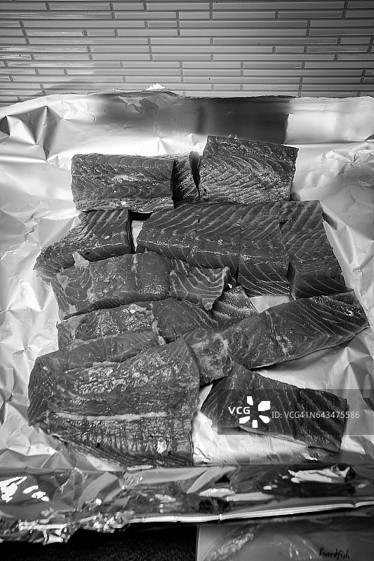 准备新鲜的三文鱼以供储存图片素材