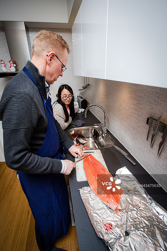 准备新鲜的三文鱼以供储存图片素材