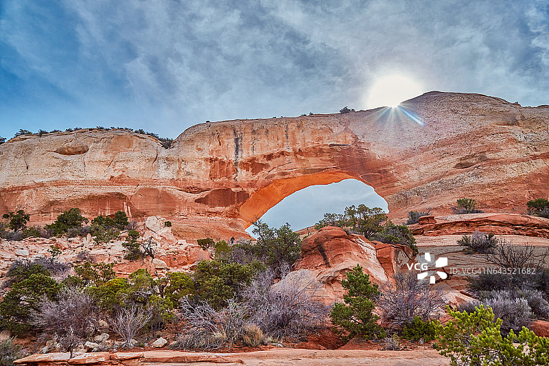 美国犹他州峡谷地国家公园191号公路旁的威尔逊拱门图片素材