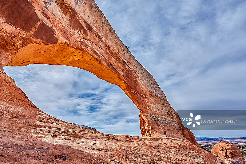 美国犹他州峡谷地国家公园191号公路旁的威尔逊拱门图片素材