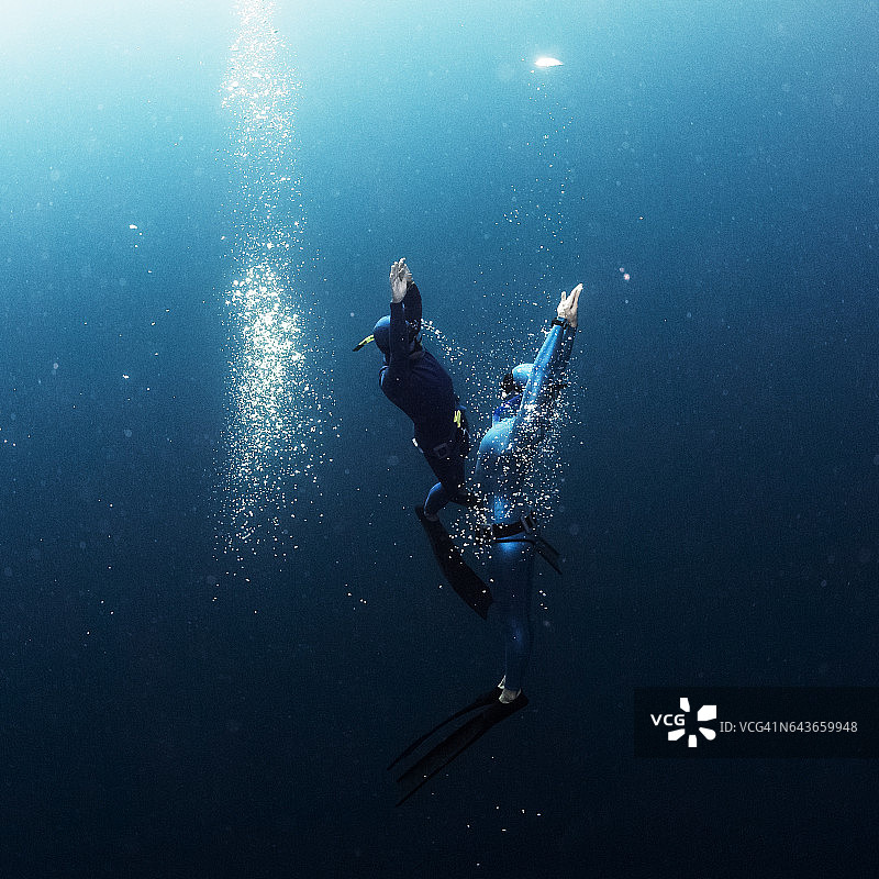 两名自由潜水员从深处上升图片素材