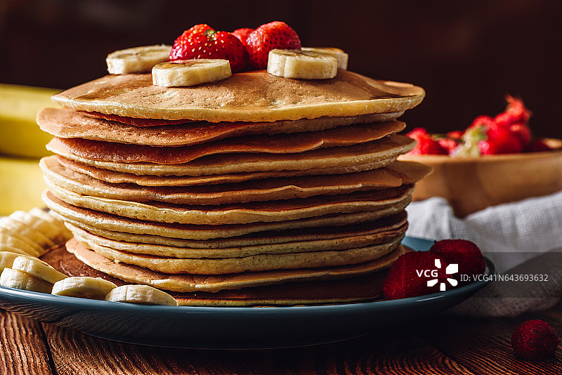 草莓香蕉薄烤饼图片素材