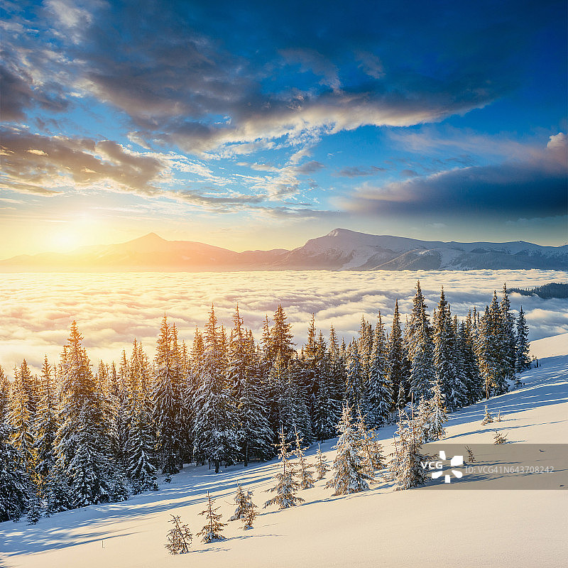 乌克兰喀尔巴阡山脉冬季山脉的雾气日落美景图片素材