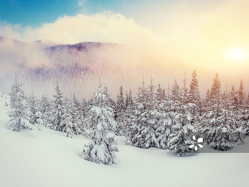 冬季雄伟山脉的神秘景观图片素材