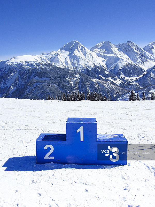 雪地里空无一人的领奖台图片素材