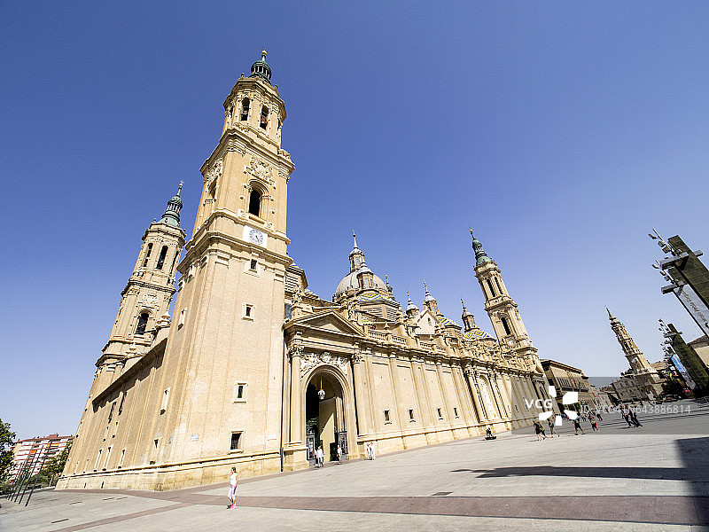 游客在萨拉戈萨皮拉尔圣母大教堂的主广场行走图片素材