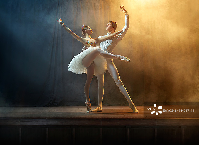 在剧院舞台上表演的芭蕾舞者图片素材
