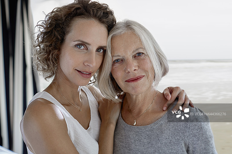 成年女儿拥抱母亲的肖像图片素材