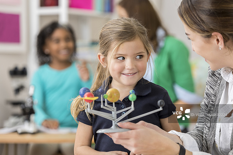 可爱的小学女生学习太阳系知识图片素材