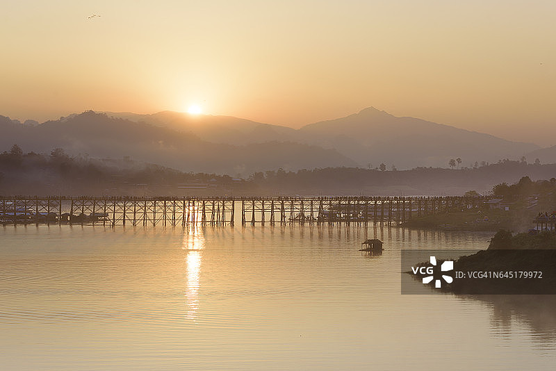 老木桥上的日出时分图片素材