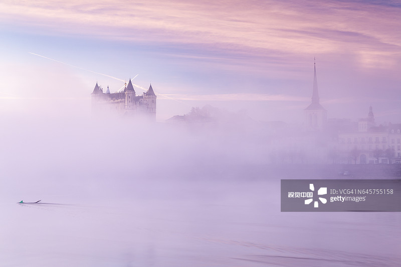 索米尔市及其城堡的黎明图片素材