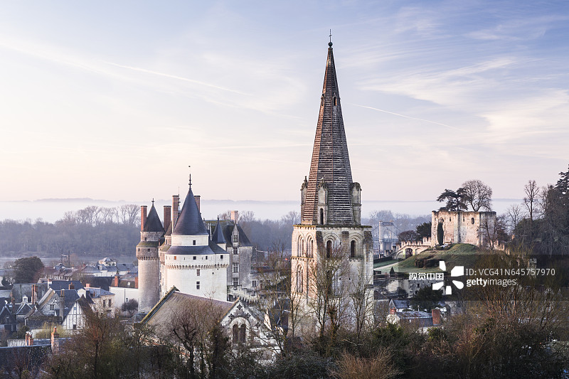 法国朗热镇的黎明光线图片素材