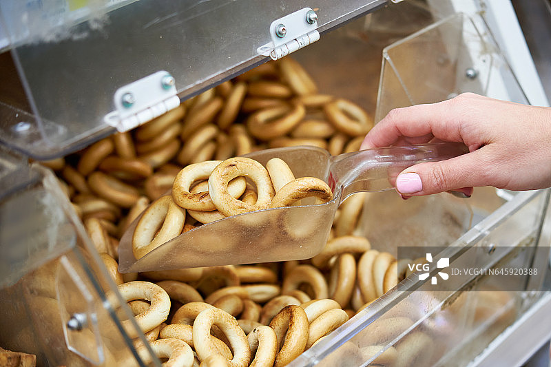 女人在商店购买百吉饼图片素材