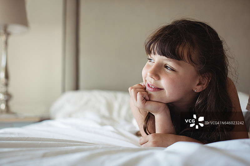 在床上看向远方的兄弟姐妹图片素材