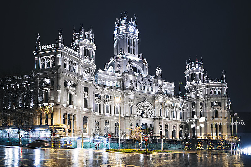 夜幕下的马德里市政厅图片素材