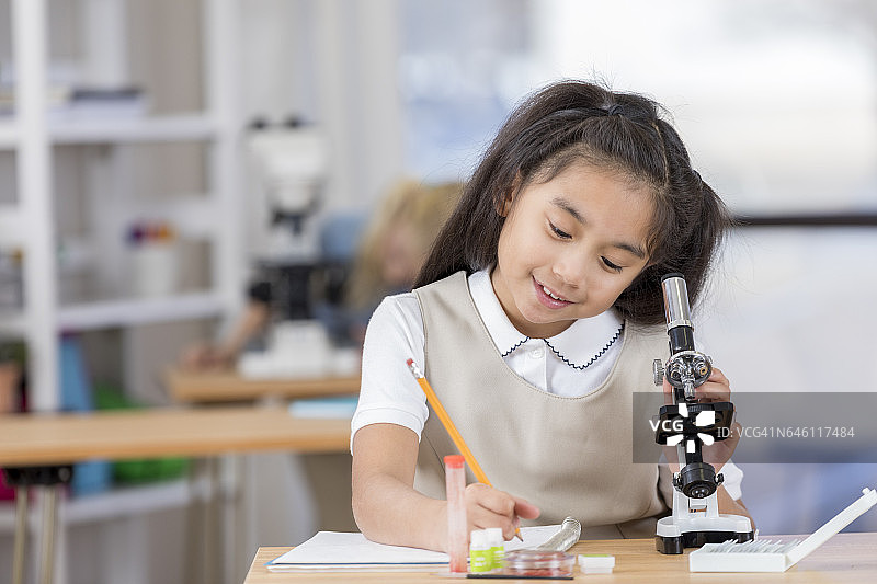 科学课上专注的STEM小学学生图片素材