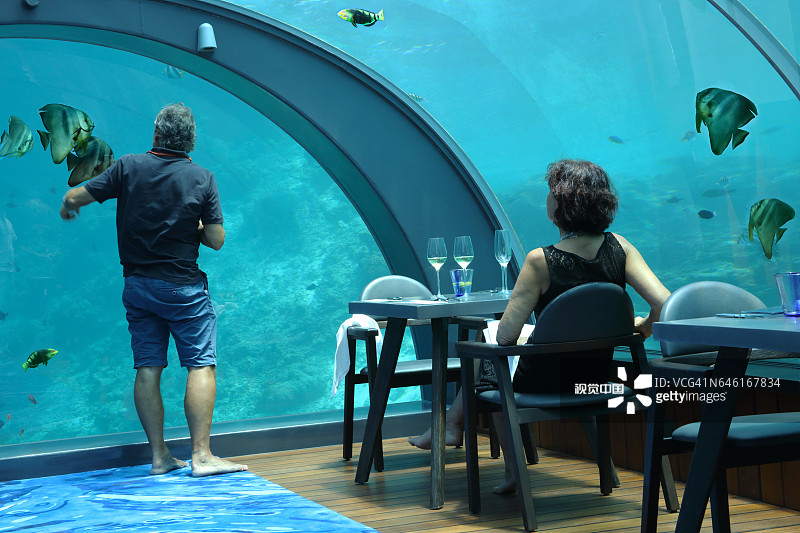 情侣在世界最大水下玻璃餐厅用餐图片素材