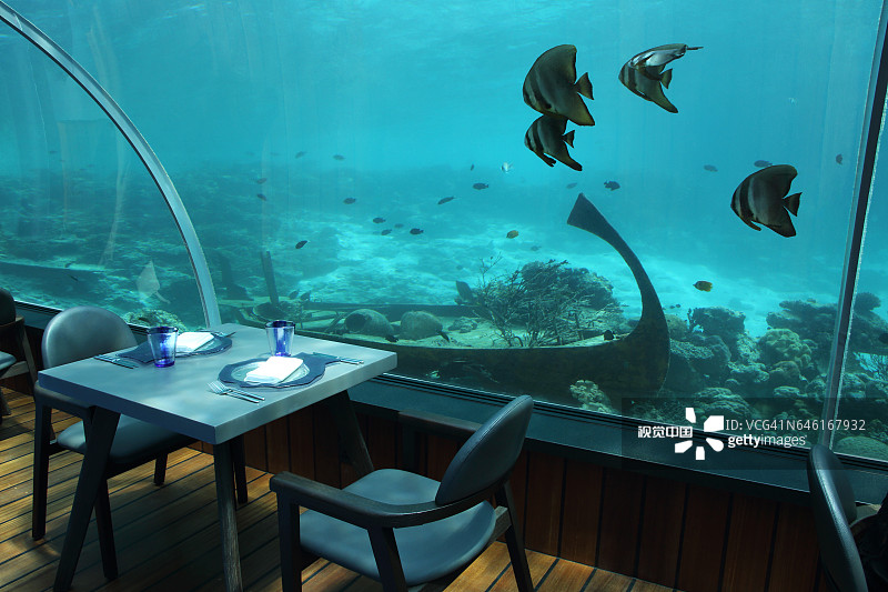 海底餐厅的双人餐桌，胡拉瓦尔希岛度假村图片素材