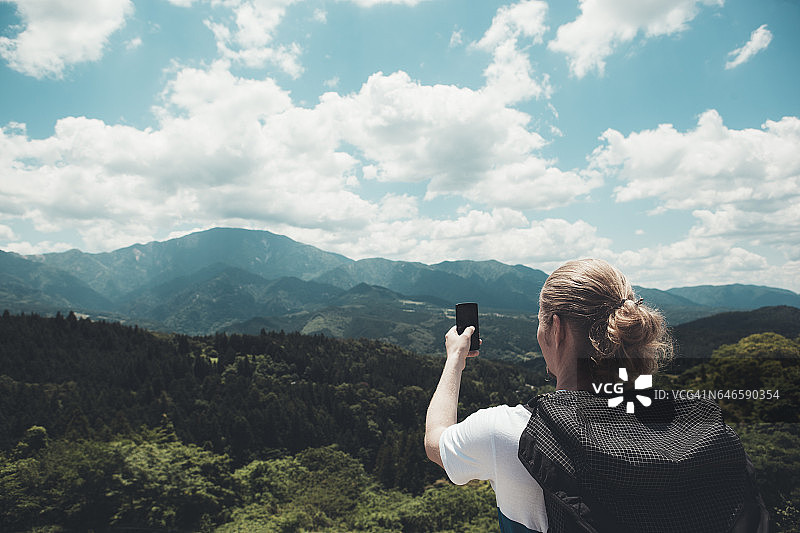 背包客欣赏风景图片素材