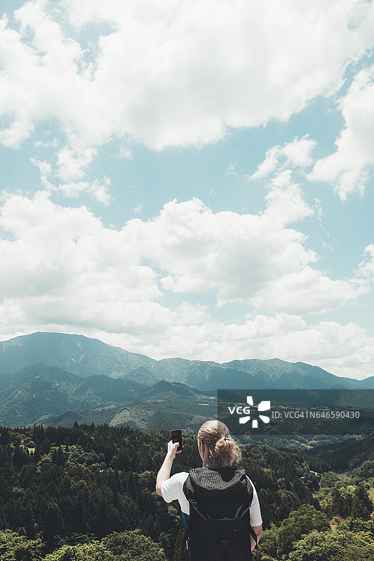 背包客欣赏风景图片素材