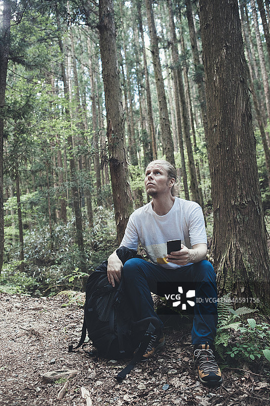 徒步旅行者坐着休息图片素材