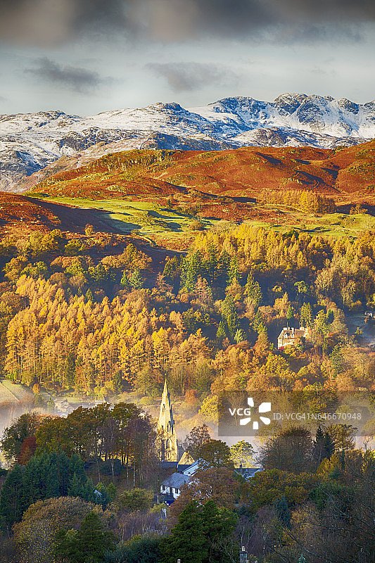 秋季英国湖区安布尔赛德上方，洛里格之上的克林克尔山图片素材