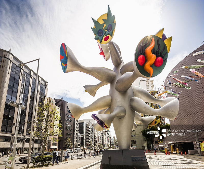 青山：冈本太郎在青山通的雕塑作品《儿童之树》图片素材