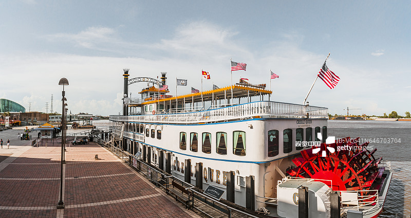 仓库区、河滨步道、克里奥尔女王号明轮船和密西西比河图片素材