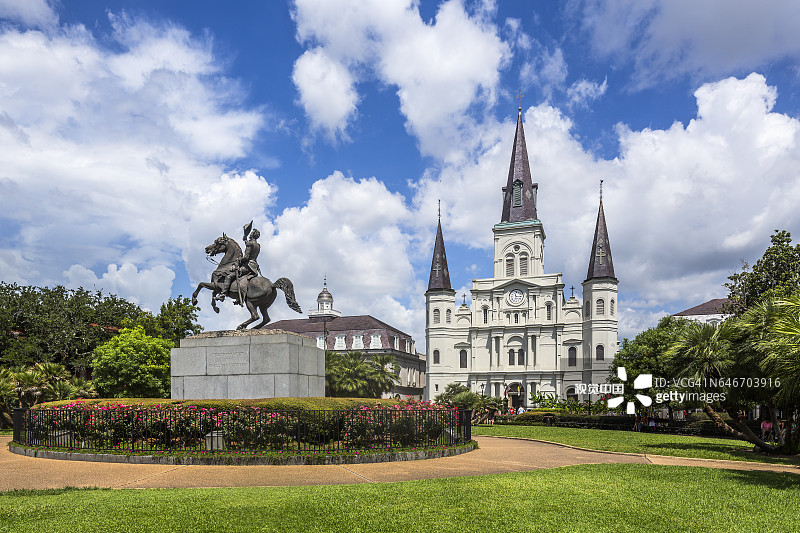 法国区杰克逊广场，雕塑家克拉克·米尔斯安德鲁·杰克逊的骑马雕像，背景是圣路易斯大教堂图片素材