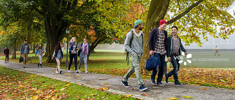大学生在人行道上行走图片素材