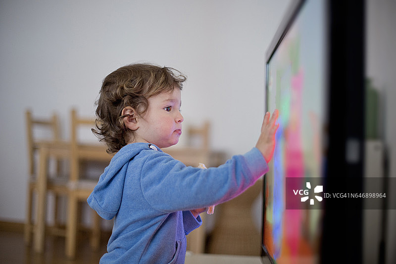触摸电视的幼儿图片素材