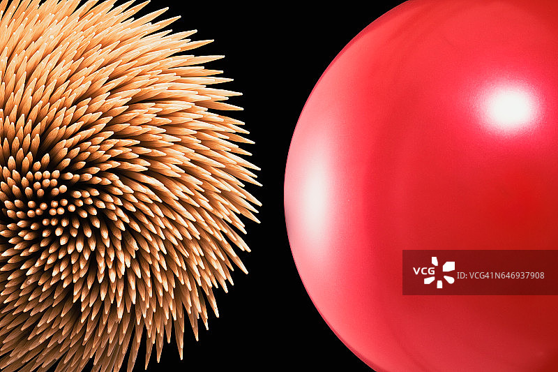 红色气球上的尖刺球体图片素材