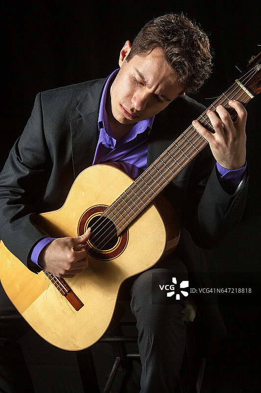 音乐家演奏古典吉他图片素材