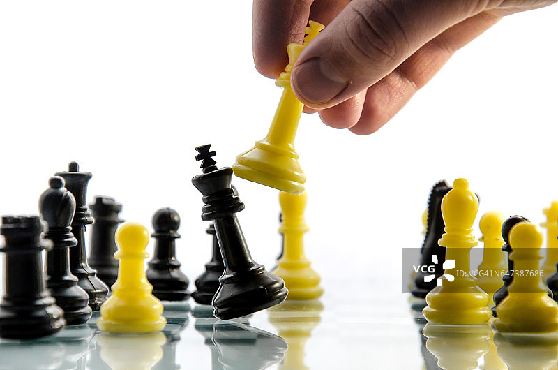 男人下象棋并赢了黑王图片素材