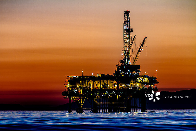 海上石油钻井平台（傍晚）图片素材