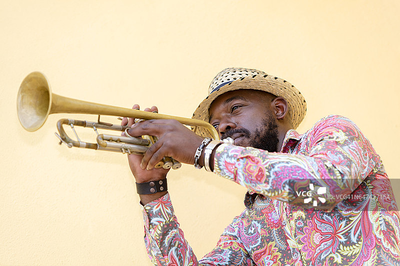 在古巴哈瓦那演奏小号的音乐家图片素材