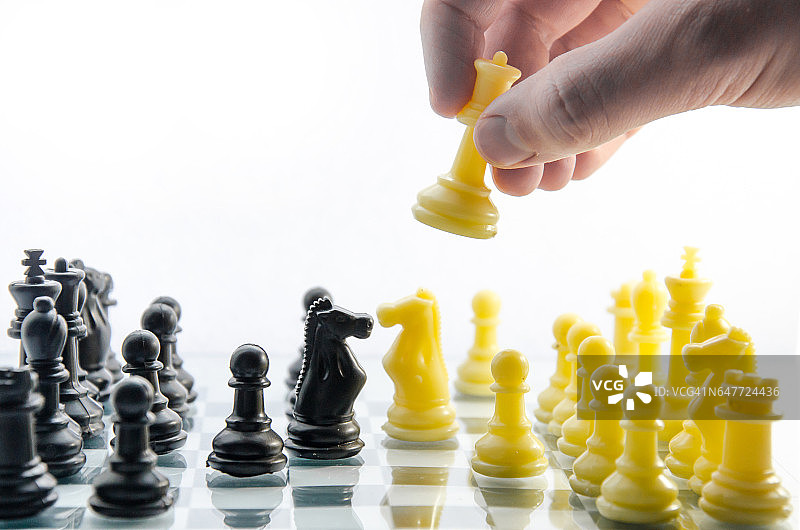 棋手移动白色王后图片素材