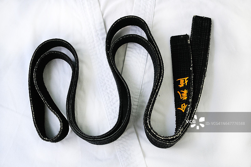 白色背景上的黑色腰带图片素材