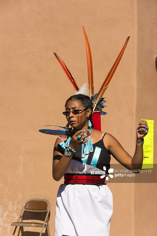 身着传统服装的祖尼舞者图片素材