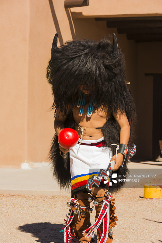 身着传统服装的祖尼舞者图片素材